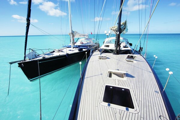 Deux bateaux sur fond de mer claire