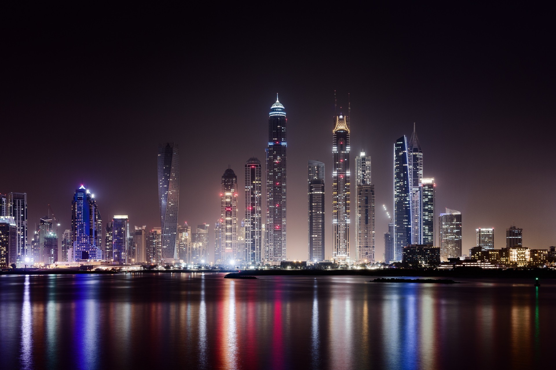 ناطحات السحاب المدينة وسط المدينة الهندسة المعمارية أفق المدينة ناطحة سحاب السماء والأعمال التجارية الشفق برج مكتب طويل القامة الحديثة انعكاس منزل الحضرية غروب الشمس مضيئة عالية النهر