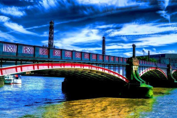 Pont sur un plan d eau sous un ciel sombre