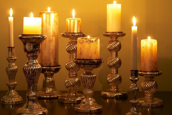Ocho velas encendidas en candelabros