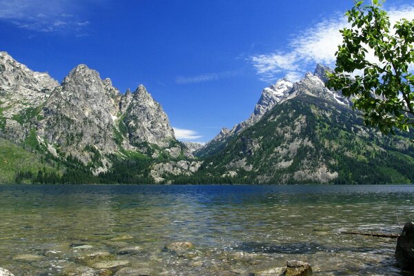 Paisagem da montanha perto do lago
