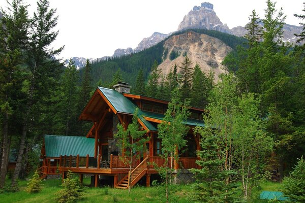 Maison au milieu de la forêt dans les montagnes