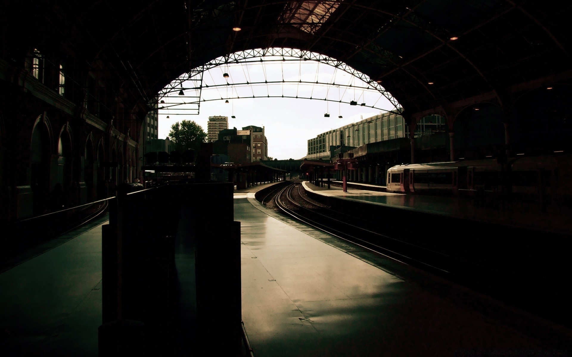 pociągi pociąg lekki korek system transportu monochromatyczny most kolejowy miasto ciemne podróże ulica miejska odbicie architektura tunel