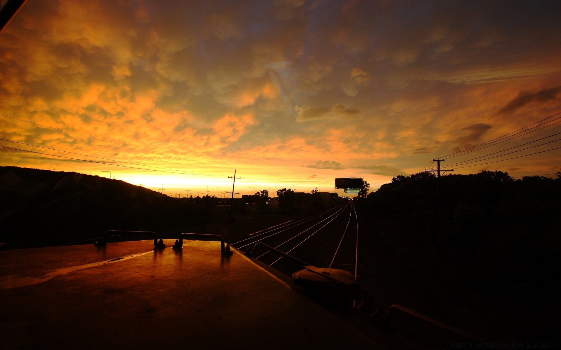 tren puesta del sol amanecer noche paisaje crepúsculo silueta sol cielo luz viajes iluminación agua árbol sistema de transporte playa