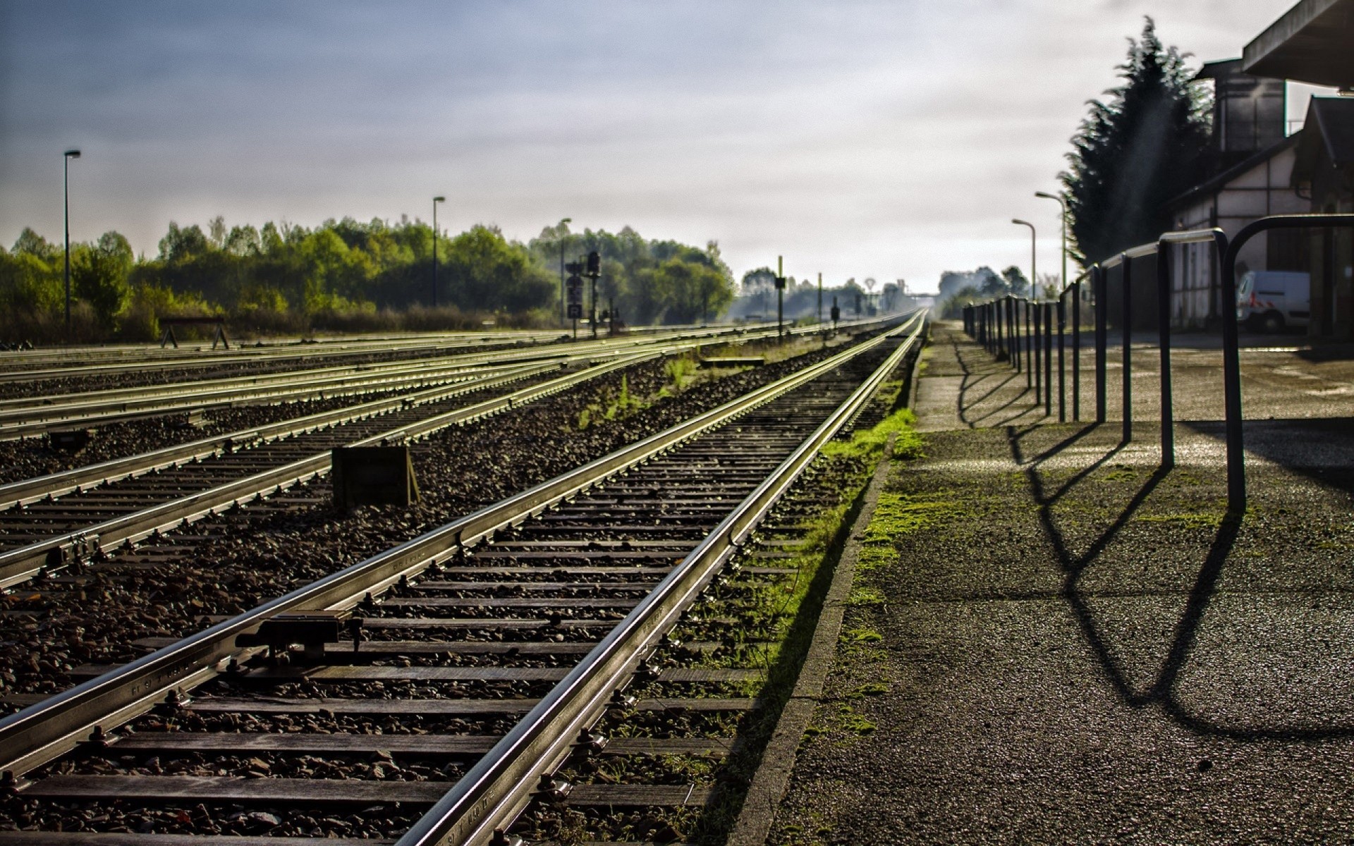 trenes tren ferrocarril sistema de transporte viajes pista al aire libre luz del día carretera cielo