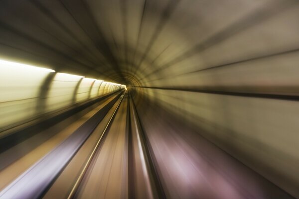 Vista frontale della metropolitana nel traffico