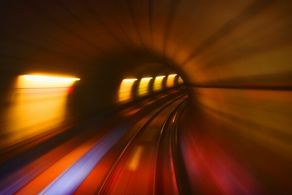 Treno nel tunnel corse sfocate