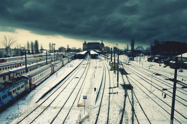 Eisenbahn von oben im Winter