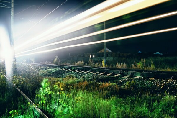 Licht von einem fahrenden Hochgeschwindigkeitszug in der Nacht