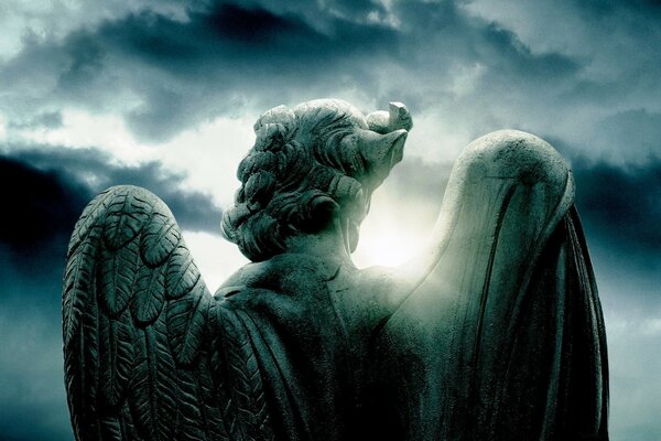 天使雕像与云的背景上的翅膀