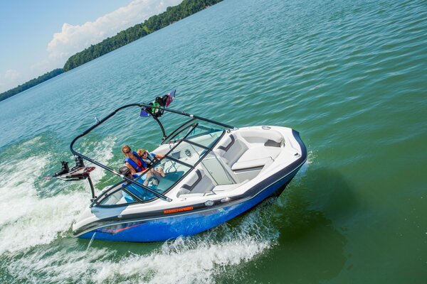 Un barco recorre el río en un día soleado