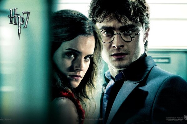 Harry ve Hermione kameraya bakıyorlar