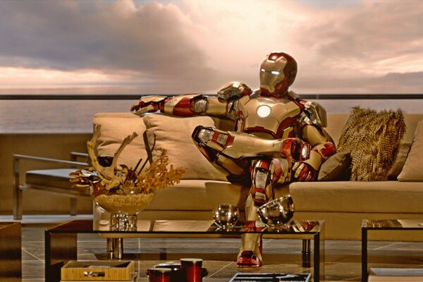 Iron Man sitzt auf der Couch