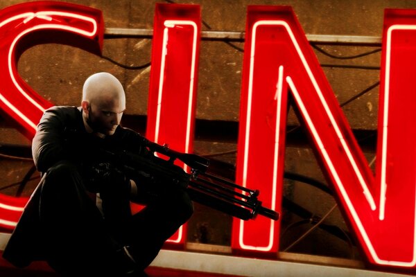 Hitman busca un objetivo en el fondo de la inscripción