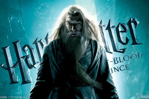 El brujo Dumbledore en el fondo de la publicidad de la película