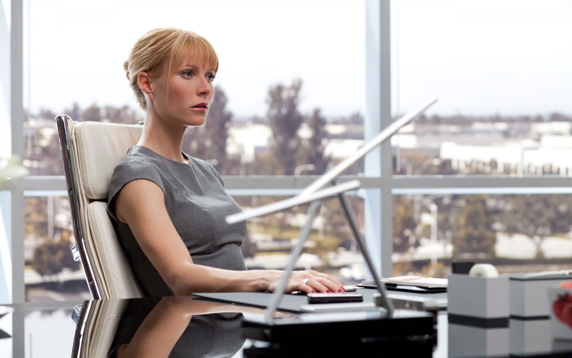 homme de fer femme à l intérieur entreprise connexion technologie bureau adulte fenêtre vue à l extérieur moderne ordinateur