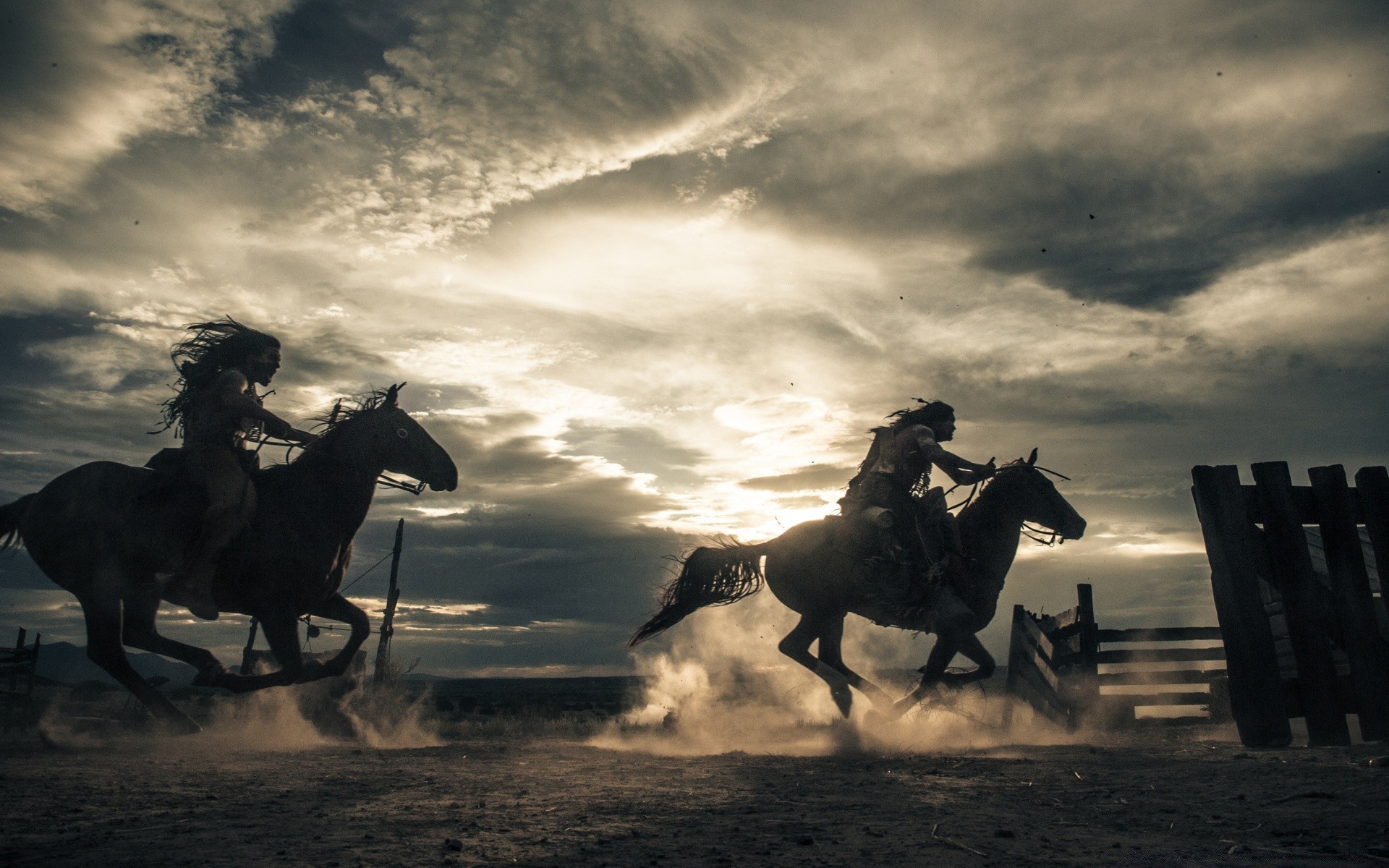 filmes cavalaria sentado cavalo mamífero equestre cavalo de corrida pôr do sol mare cowboy silhueta dois mustang iluminado sistema de transporte garanhão noite jóquei cavaleiro competição