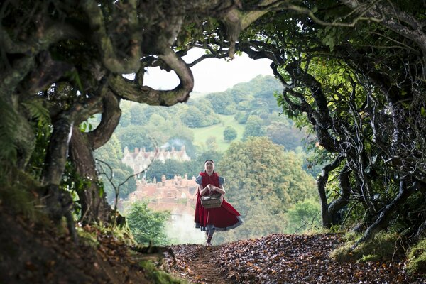 Una ragazza da una fiaba in una foresta addormentata