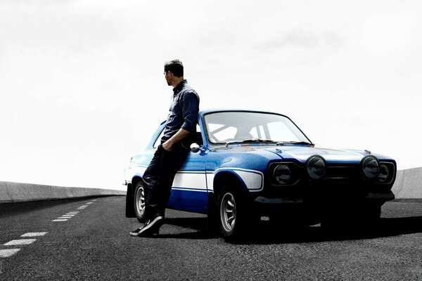 Homme avec une voiture rare sur la piste