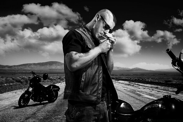 Un homme cool. Moto et paysage