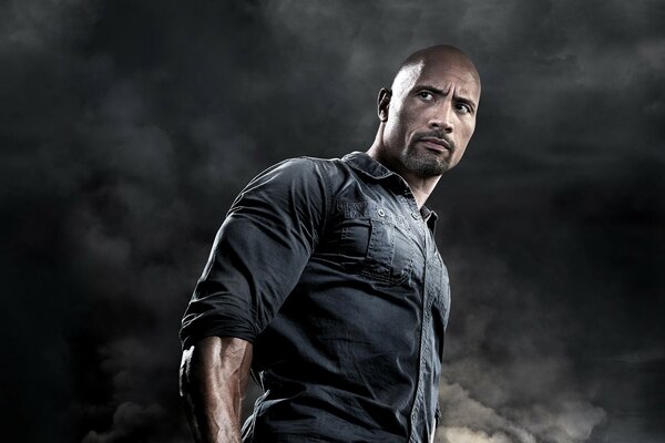 Dwayne Rock sur fond sombre