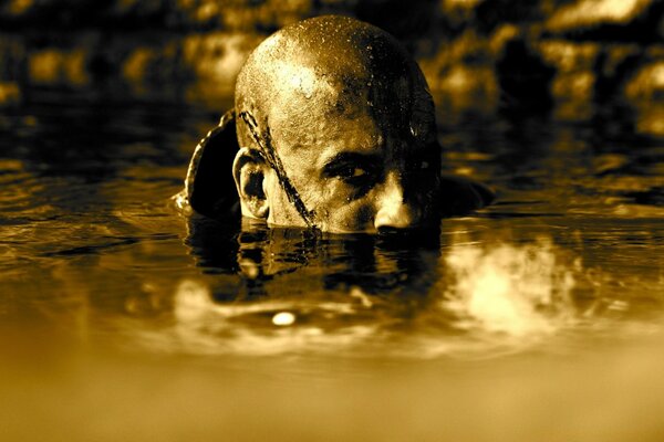 Homme chauve se cache dans l eau