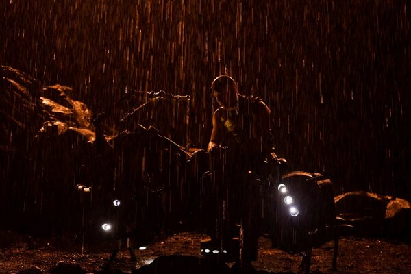 Dunkler Rahmen aus dem Film. Der Regen