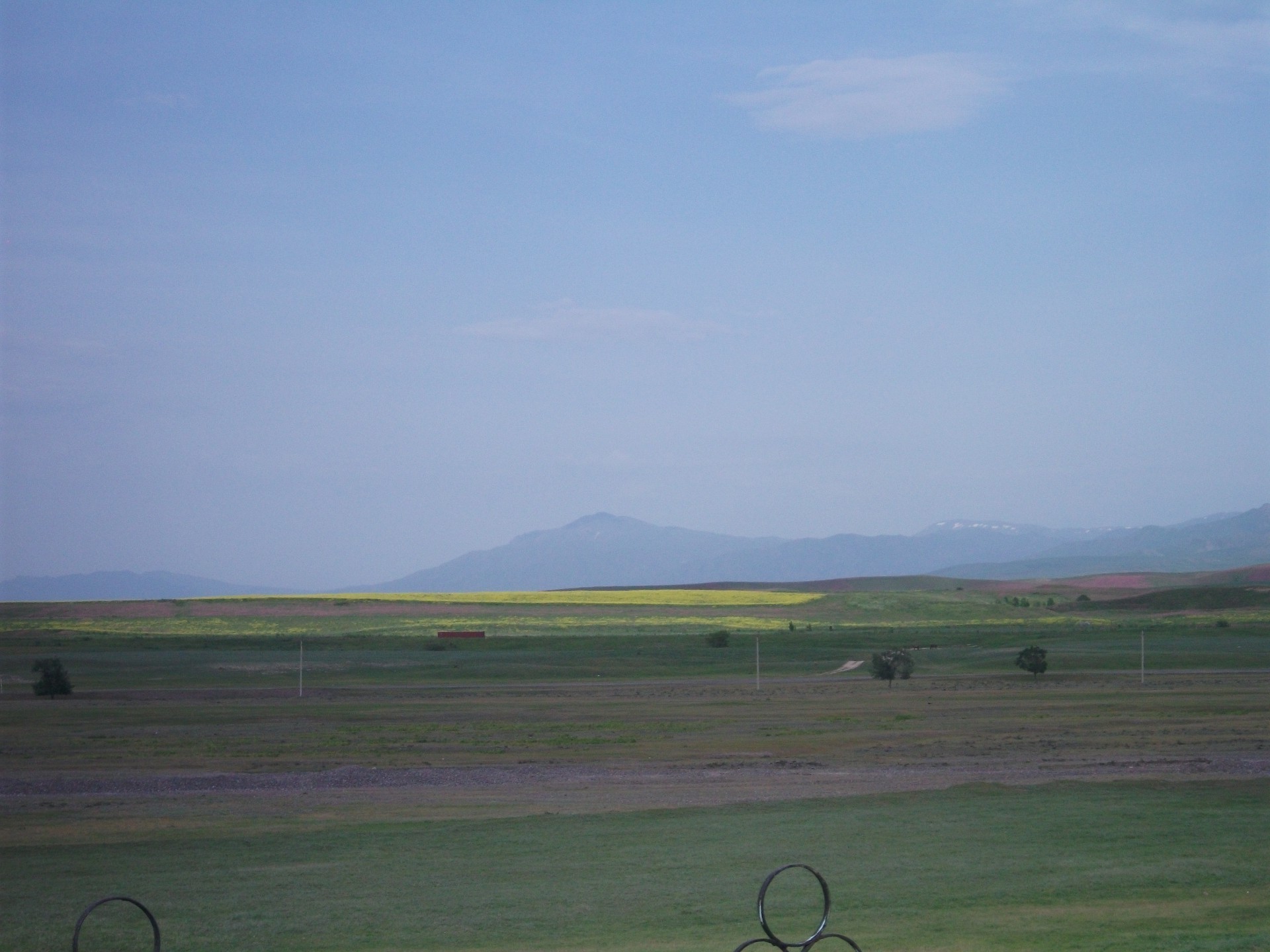 heimatland landschaft weiden himmel feld berge heuhaufen landschaftlich landwirtschaft tageslicht hügel bauernhof natur im freien gras horizont baum wolke reisen bebautes land