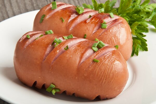 Saucisses appétissantes avec des légumes verts pour le déjeuner