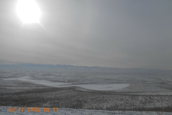 Winterhorizont mit strahlender Sonne