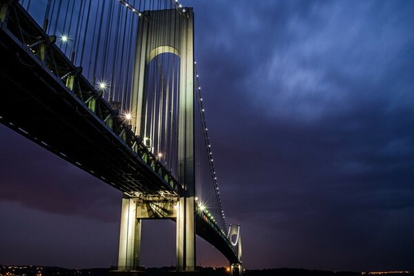 Puente largo contra el cielo de la tarde