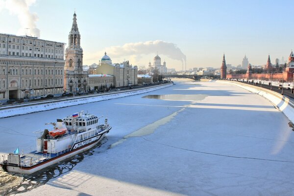 Terraplén de invierno del río vozde del Kremlin en Moscú