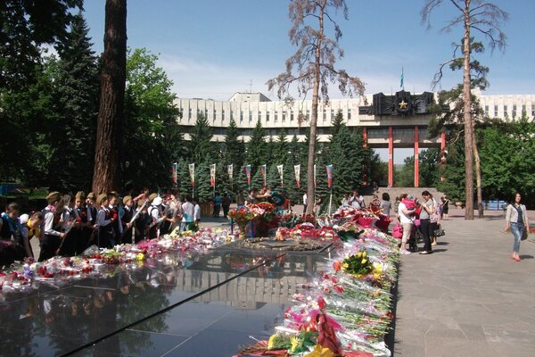 Blumen auf das Hauptdenkmal der Stadt legen