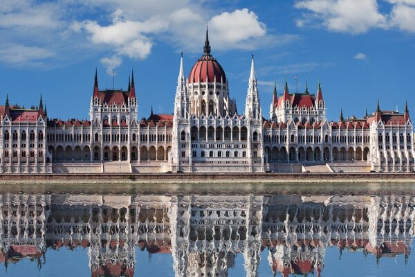 Ein heller architektonischer Komplex am Wasser