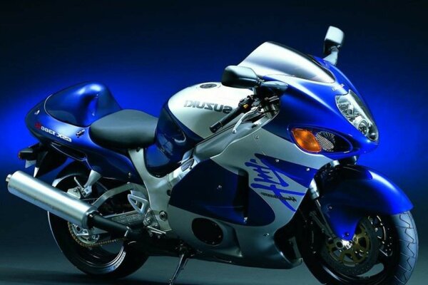 Moto sportiva di colore blu