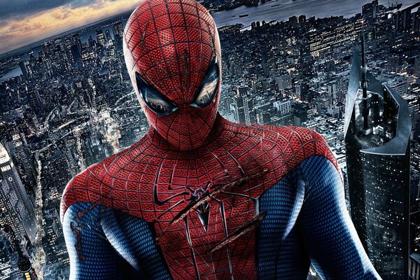 Spider-Man sauve une femme dans la rue en hiver