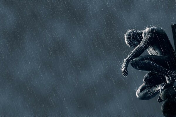 Trauriger Spiderman im Regen am Wolkenkratzer