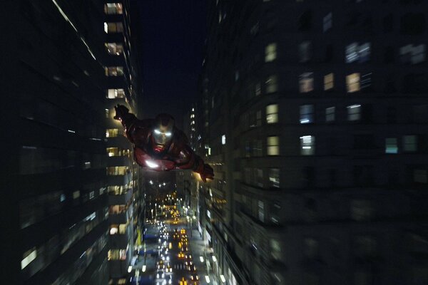 Super héroe volando por la ciudad de la noche