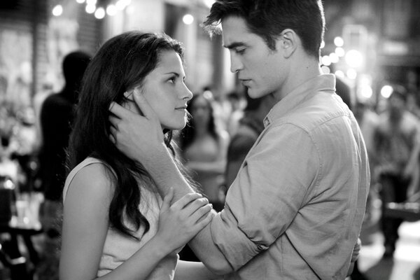 Edward and Bella, from the movie twilight , look at each other