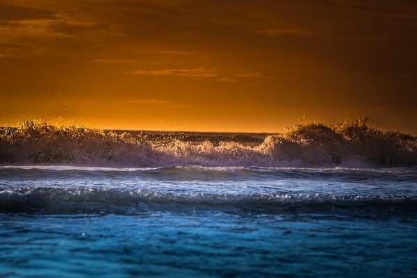 Ondas furiosas contra o pôr-do-sol