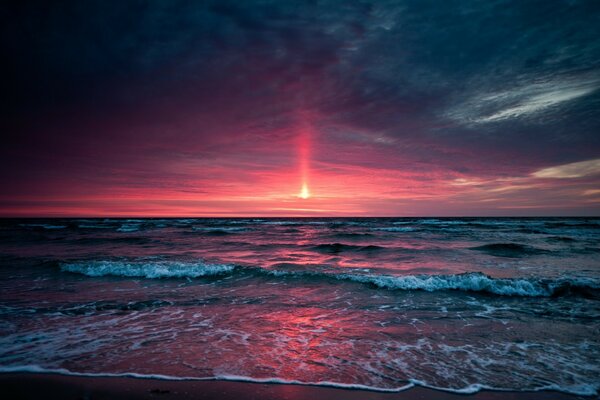 海岸上令人惊叹的粉红色日落