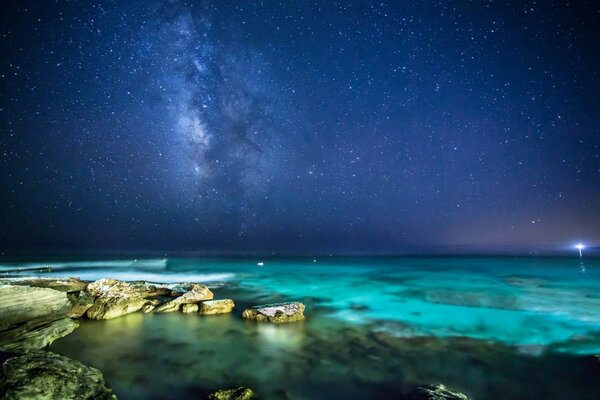 Cielo nocturno lunar, viajes a través de mares y océanos