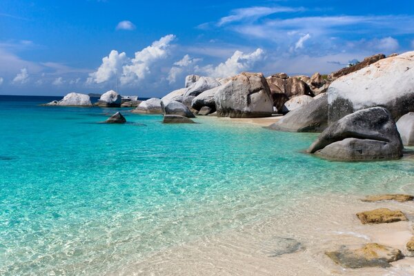 Plage rocheuse de la mer tropicale