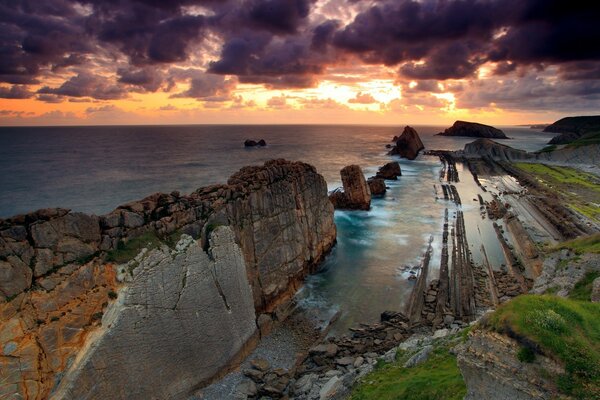 Tramonto sul mare con vista sulle rocce