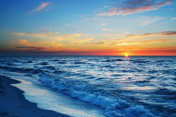 Sunset on the background of a breathing ocean