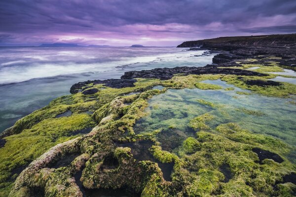 Ondas do mar que se fundem com o céu