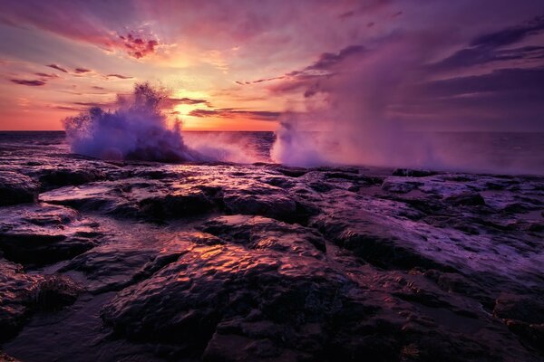 Fascinante puesta de sol en el mar. Ondas