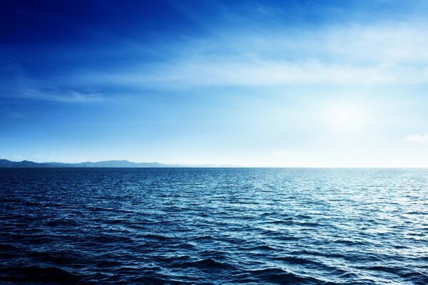 Oceano aberto com céu azul