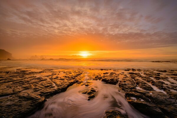 Al atardecer, el mar se fusiona con las nubes de aire