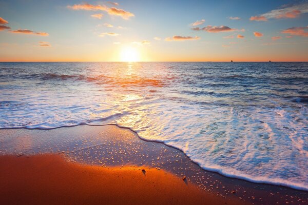 Puesta de sol en el mar con olas tranquilas